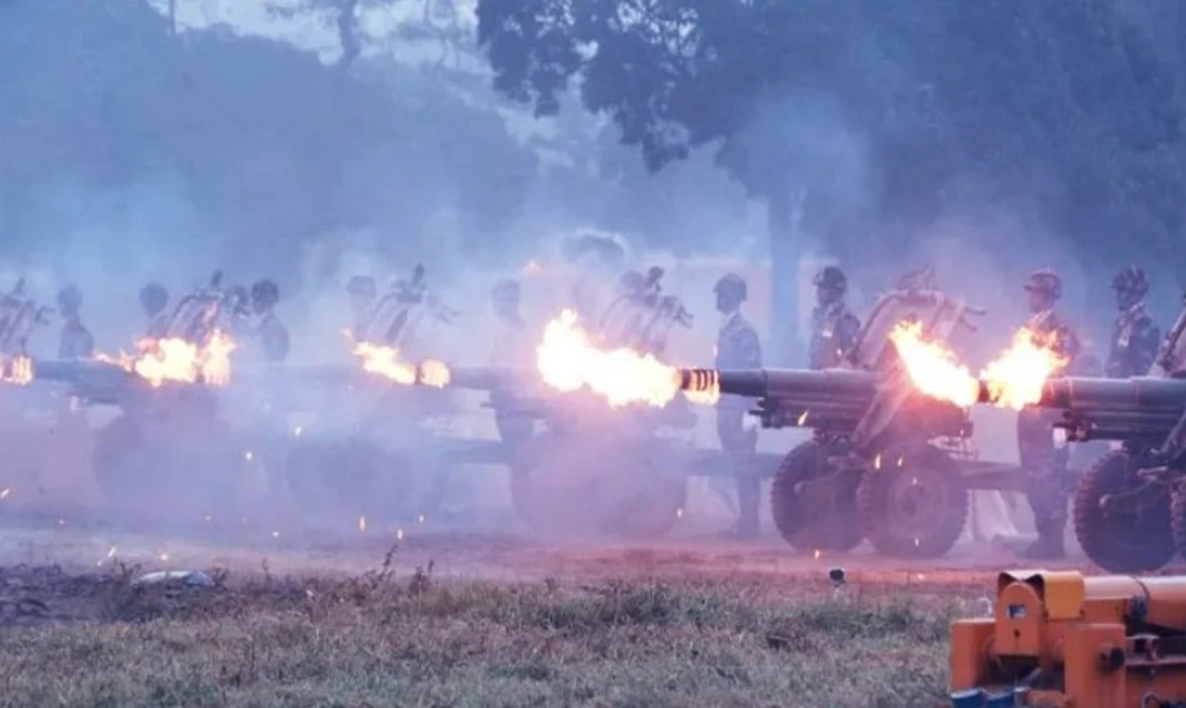 ৩১ বার তোপধ্বনির মাধ্যমে বীর শহীদদের প্রতি গান স্যালুট প্রদর্শন সেনাবাহিনীর